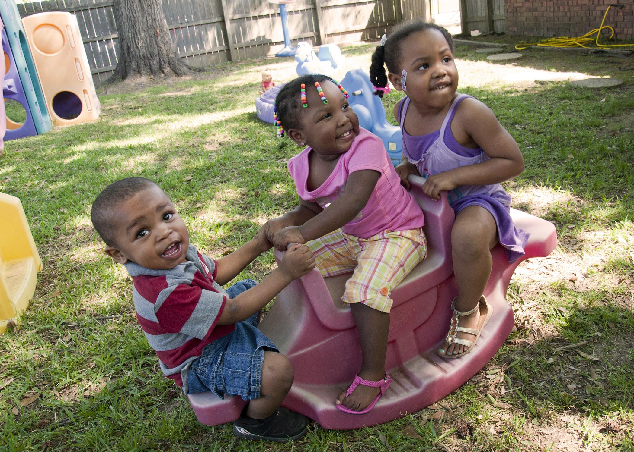 Sunscreen, shade and other precautions help keep children safe while they enjoy the sun. (Photo by MSU Human Sciences/Alicia Barnes)