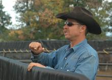 Horse trainer Michael Freely instructs Mississippi State University students in an equine behavior class. (Photo by Linda Breazeale)