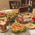 Portion control and careful choices make it possible to enjoy holiday meals without gaining weight. (Photo by Getty Images/iStockphoto)